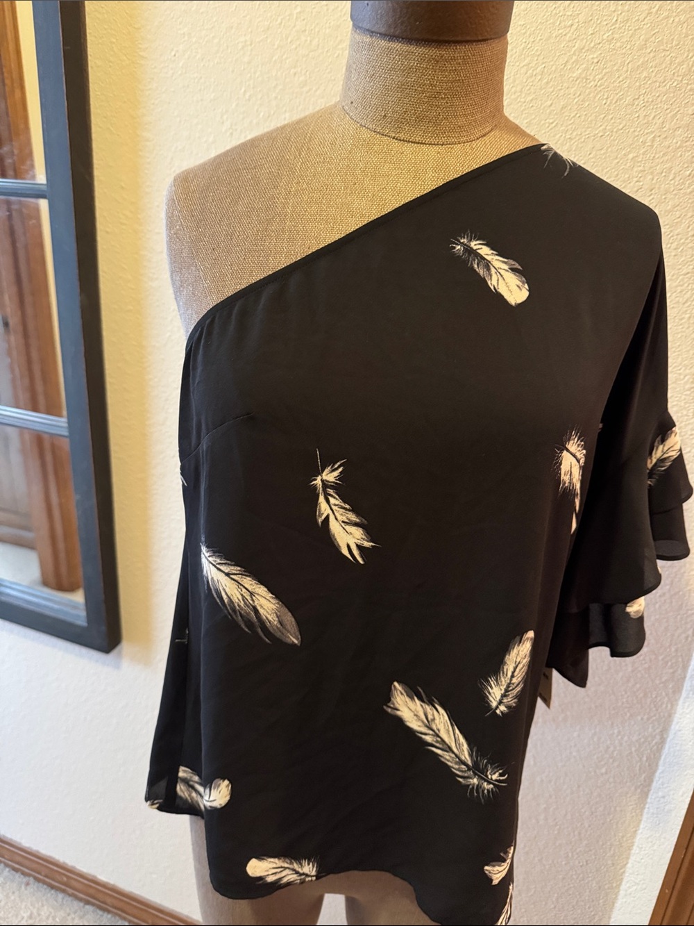 Trouve Black One-Shoulder Top with Cream Feather Print